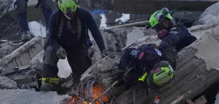 Terremoto in Colombia, i soccorritori: &ldquo;Sembrava la fine del mondo. Persone che scappavano nude o che si gettavano dal secondo piano&rdquo;