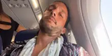 &ldquo;Sono stato tre ore bloccato in aereo. Ci hanno detto di scendere per mangiare, dopo 5 minuti hanno cambiato idea, &lsquo;se lo fate rinunciate al volo&rdquo;: lo sfogo di Andrea Dal Corso, bloccato a Napoli