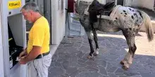Al bar e alle poste a cavallo: &ldquo;Il carburante costa troppo&rdquo;. Cos&igrave; il caro benzina porta l&rsquo;Italia indietro nel tempo. &ldquo;Speriamo non mettano l&rsquo;accise sulla biada&rdquo;