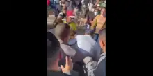 Terremoto in Colombia, il sindaco di Cali Alejandro Eder colpito dal lancio di una pietra durante una contestazione in strada
