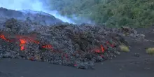 Etna in eruzione, la lava avanza: le immagini a pochi passi dalla colata