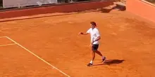 Federer in vacanza a Taormina, gioca a tennis nei campetti in terra rossa con l&rsquo;imprenditore Bernard Arnault
