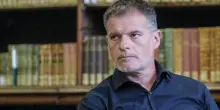 &ldquo;Per pagarmi il tetto sotto cui dormire risparmiavo sul cibo. Ho fatto un mese di prove col maestro Ronconi mangiando solo crackers, tonno e banane. Alla fine, mi &egrave; venuta una gastrite incredibile&rdquo;: cos&igrave; Stefano Massini