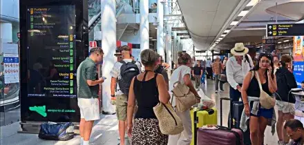 &ldquo;Per tornare da Parigi oggi servono 650 euro&rdquo;, &ldquo;Noi dirottati a 20 minuti dall&rsquo;atterraggio&rdquo;: l&rsquo;odissea dei passeggeri all&rsquo;aeroporto di Catania, chiuso per l&rsquo;eruzione dell&rsquo;Etna
