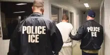 Guanti elettrici che emettono scosse: il nuovo regalo di Trump agli agenti Ice. Prevista una spesa fino a venti milioni