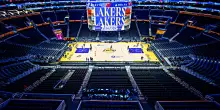 I Lakers ceduti per una cifra record: nessuna franchigia &egrave; mai stata pagata cos&igrave; tanto. Il legame con la famiglia Trump