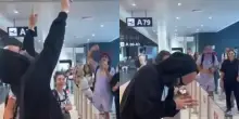 Giuliano Sangiorgi riconosciuto all&rsquo;aeroporto di Roma, i fan gli dedicano &ldquo;Meraviglioso&rdquo;: il video &egrave; virale