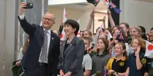 La battutaccia del premier australiano sui meloni giapponesi e il silenzio di Tokyo: quando la ragione di Stato pesa pi&ugrave; della dignit&agrave;
