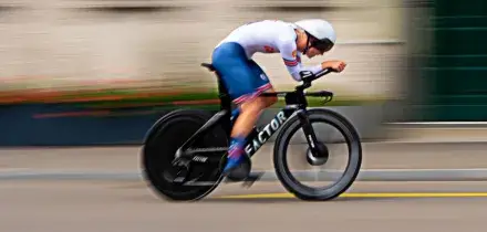 Ciclista di 19 anni travolto da un&rsquo;auto durante il Giro del Portogallo: morto il britannico Tarling