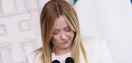 Meloni si auto-incensa sull&rsquo;economia: &ldquo;L&rsquo;Italia tiene, dati incoraggianti&rdquo;. E il debito &egrave; ancora &ldquo;colpa del Superbonus&rdquo;