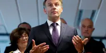 Francia, il Consiglio costituzionale boccia il divieto dei social sotto i 15 anni voluto da Macron. Il presidente al governo: &ldquo;Riscrivete la legge&rdquo;