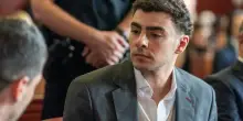 Luigi Mangione ammette di aver ucciso il ceo di UnitedHealthcare Brian Thompson e si dichiara colpevole di stalking: rischia l&rsquo;ergastolo