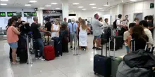 Etna, odissea senza fine per i passeggeri dell&rsquo;aeroporto di Catania: voli sospesi almeno fino alla notte di Ferragosto