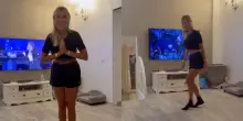 Noemi Bocchi &egrave; la quarta concorrente di Ballando con le Stelle. L&rsquo;ironia di Totti: &ldquo;Uguale a Michael Jackson, ti sei operata all&rsquo;anca?&rdquo;