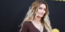 &ldquo;Al funerale di mio padre Michael nessuno dei figli si &egrave; mosso per parlare, quindi ho detto &lsquo;Fancu*o, ci penso io&rsquo;. Non sono mai riuscita a riguardare quel momento&rdquo;: parla Paris Jackson