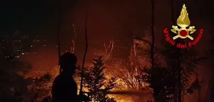 Brucia il monte Goj nel Comasco, le fiamme lambiscono le case: 50 persone evacuate