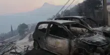 In Croazia uno dei peggiori incendi della storia. Morta una 34enne, 40 ricoverati. Turisti in fuga con pedal&ograve; e gommoni