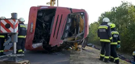 Ungheria, autobus si ribalta di ritorno da un pellegrinaggio: 12 morti e 10 feriti. Arrestato l&rsquo;autista