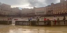 La pioggia sorprende piazza del Campo: il Palio di Siena rinviato di un giorno