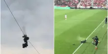 Spidercam precipita da 20 metri durante la partita di calcio e sfiora un operatore