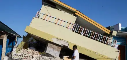 Indonesia, nuova scossa di magnitudo 5,6 al largo delle coste: 700 italiani bloccati sull&rsquo;isola di Flores. Sale il bilancio delle vittime