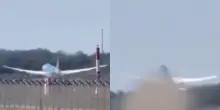 &ldquo;Si sono sollevate enormi nuvole di polvere e detriti, la coda ha urtato il suolo. Le ruote si sono bloccate&rdquo;: paura all&rsquo;aeroporto di Monaco, rientro d&rsquo;emergenza per un Boeing 787 della Vietnam Airlines &ndash; IL VIDEO