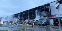 Ucraina, Mosca moltiplica i raid contro Nova Poshta: magazzini, hub logistici e furgoni sono il nuovo fronte della guerra