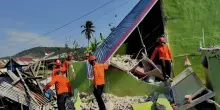 &ldquo;La notte &egrave; il momento peggiore. Siamo svegliati continuamente dalle scosse&rdquo;. Il racconto da Flores dopo il terremoto che ha devastato l&rsquo;Indonesia
