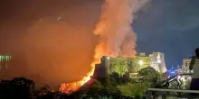 &ldquo;Ha preso fuoco il castello&rdquo;: lo spettacolo dei fuochi d&rsquo;artificio di San Rocco scatena un incendio, scoppia il panico ad Ortona. Alcuni feriti tra il pubblico