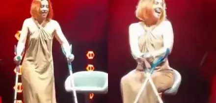 &ldquo;Sarei dovuta tornare pi&ugrave; tardi, mi sarei dovuta prendere pi&ugrave; settimane come mi avevano detto i medici&rdquo;: Noemi torna sul palco in stampelle dopo la caduta