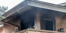Litiga con i genitori e d&agrave; fuoco alla casa, poi fugge: 28enne fermato a Genova