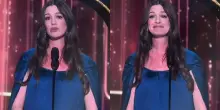 &ldquo;Maschio o femmina? Abbi pazienza, lo scoprirai tra tipo cinque minuti&rdquo;: Anne Hathaway riceve il premio di leggenda Disney e scherza con i fan sulla gravidanza