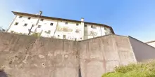 Si barrica in cella e d&agrave; fuoco al materasso: morto intossicato un 19enne detenuto nel carcere di Pordenone
