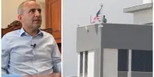 Qusra, palestinese-americano torna dagli Usa e issa la bandiera americana sulla sua casa assediata dai coloni