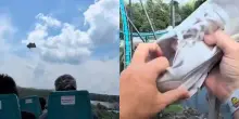 &ldquo;Una passeggera ha perso una scarpa. Mi ha colpito in pieno ma sono riuscito ad afferrarla mentre andavamo a oltre 110 km all&rsquo;ora sulle montagne russe&rdquo;. Il video &egrave; virale