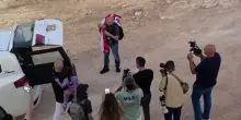 Qusra, il palestinese-statunitense Loui Ridi arriva a casa con la bandiera Usa e la issa sul tetto