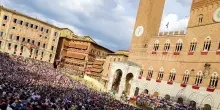 Palio di Siena 2026, c&rsquo;&egrave; il sole: oggi si corre la Carriera dell&rsquo;Assunta | Contrade, orario e dove vederlo in diretta tv