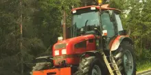 Tre morti sul lavoro in 24 ore: due schiacciati dai trattori in Trentino e Lombardia e un 60enne caduto da 10 metri in Umbria