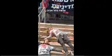 Insanguinati e sdraiati davanti al Ministero per protestare contro &ldquo;i pogrom e il genocidio in Palestina&rdquo;: la manifestazione del partito Hadash in Israele