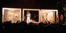 Orbit Orbit: il tour di Caparezza tra coreografie, enormi manichini e momenti di racconto intimo