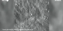 Un nuovo cratere sulla Luna causato da un razzo SpaceX, le immagini della Nasa