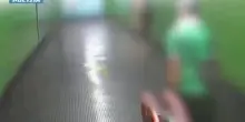 Fece cadere anziana per rapinarla in metro e 82enne fin&igrave; in ospedale, fermato un 41enne. Il video dell&rsquo;assalto