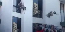 Cane rimane intrappolato al sesto piano dopo il terremoto in Colombia: lo lanciano su un telo per salvarlo, il video &egrave; virale