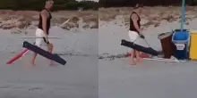 &ldquo;Recuperatevi gli ombrelloni, cogli*ni! Questa &egrave; la spiaggia di tutti, non potete fare come vi pare&rdquo;: rimuove i &lsquo;segnaposto&rsquo; lasciati di notte dai turisti e sbotta, il video &egrave; virale
