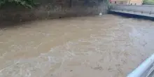 Liguria, il torrente Rupinaro di Chiavari a rischio esondazione: sirene attivate. Code per allagamenti sull&rsquo;A12