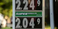 La benzina schizza oltre i 2 euro anche fuori dalle autostrade: &egrave; ai massimi da settembre 2023. Gasolio a 2,116