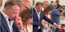 Prende un frutto a mani nude, lo annusa e lo rimette nella cassetta: la scenetta del ministro Lollobrigida