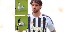Gatti si &egrave; infortunato per il tackle di un tifoso: la folle invasione di campo costa cara alla Juventus | Video