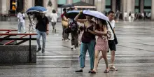 Grandinate e raffiche di vento fino a 110 km/h: allerta arancione a Milano. Chiudono parchi e piscine