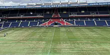 Il caldo estremo devasta il campo del Parco dei Principi: il Psg costretto a giocare la prima partita in trasferta